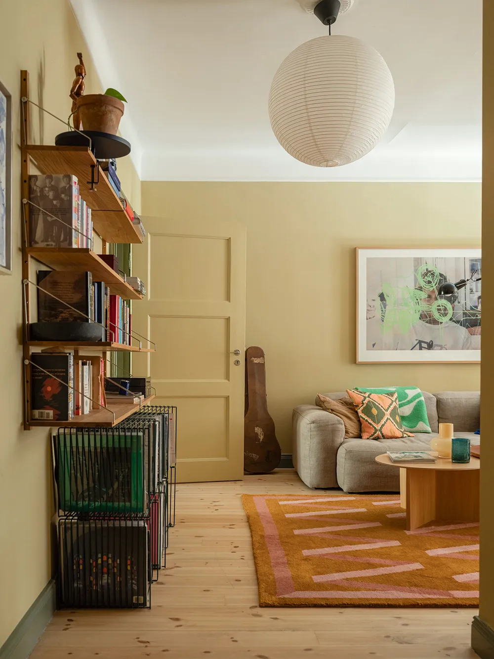 Interiores de arena con acentos llamativos: apartamento en Estocolmo (64 m²) - Gallery image 26