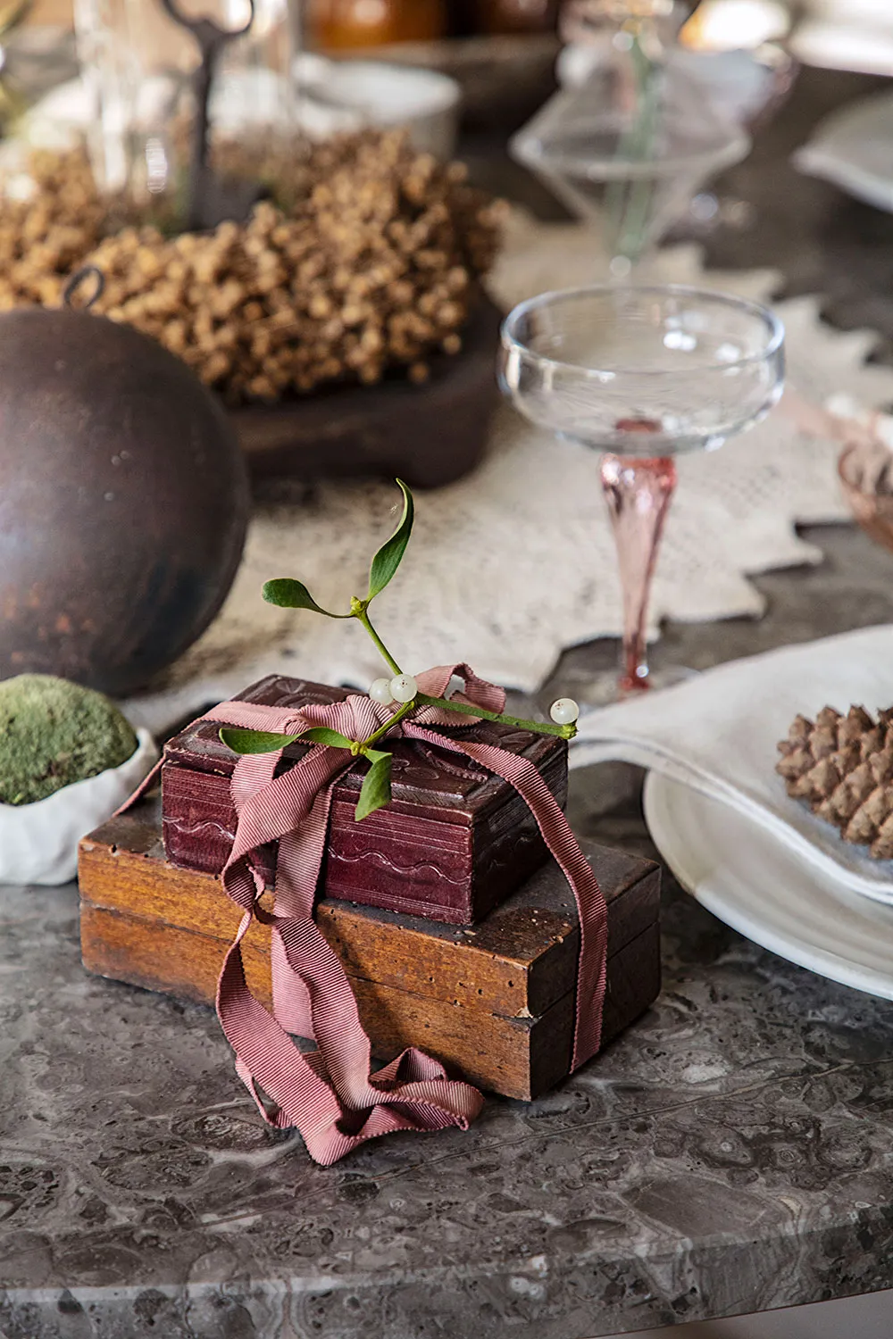 आरामदायक स्कैंडिनेवियन इंटीरियर, शांतिपूर्ण शीतकालीन सजावट के साथ - Gallery image 5