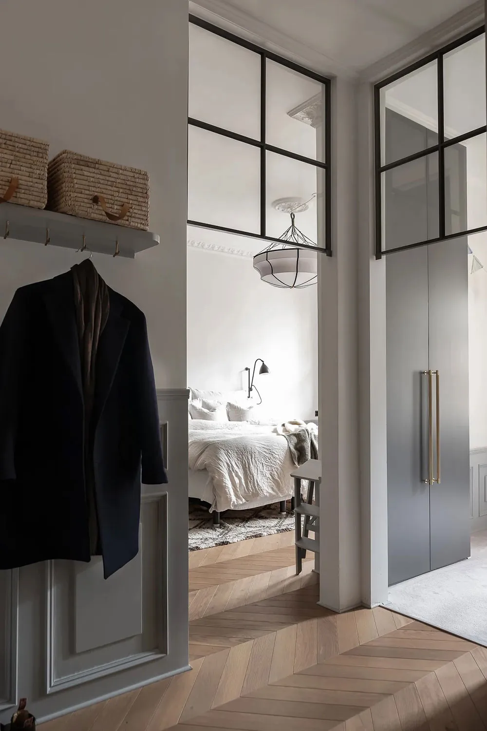 Décor mural classique et meubles modernes : une apartment élégant à Stockholm - Gallery image 15