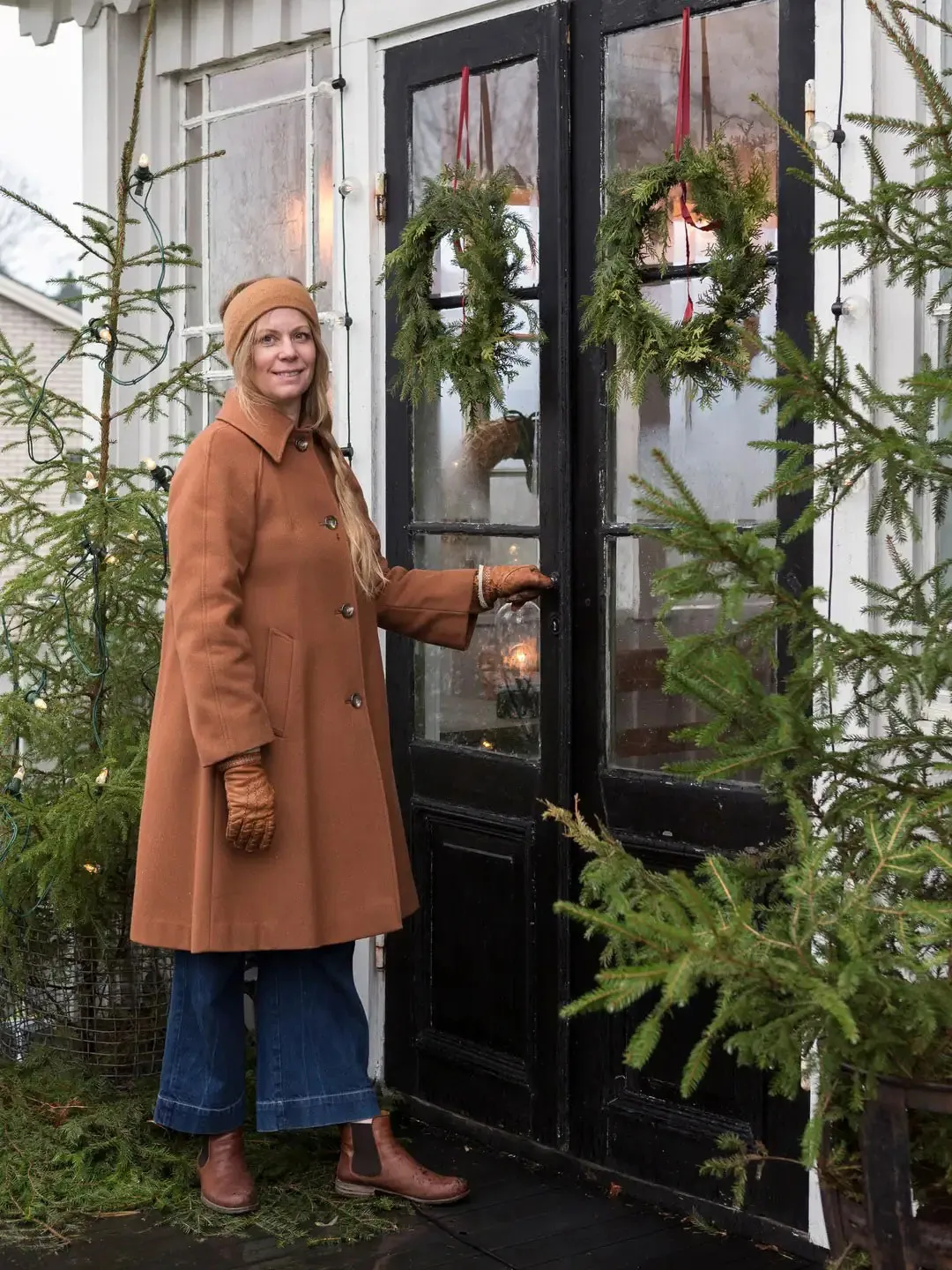 Decoración navideña rústica para casa de los años 40 en Suecia - Gallery image 1