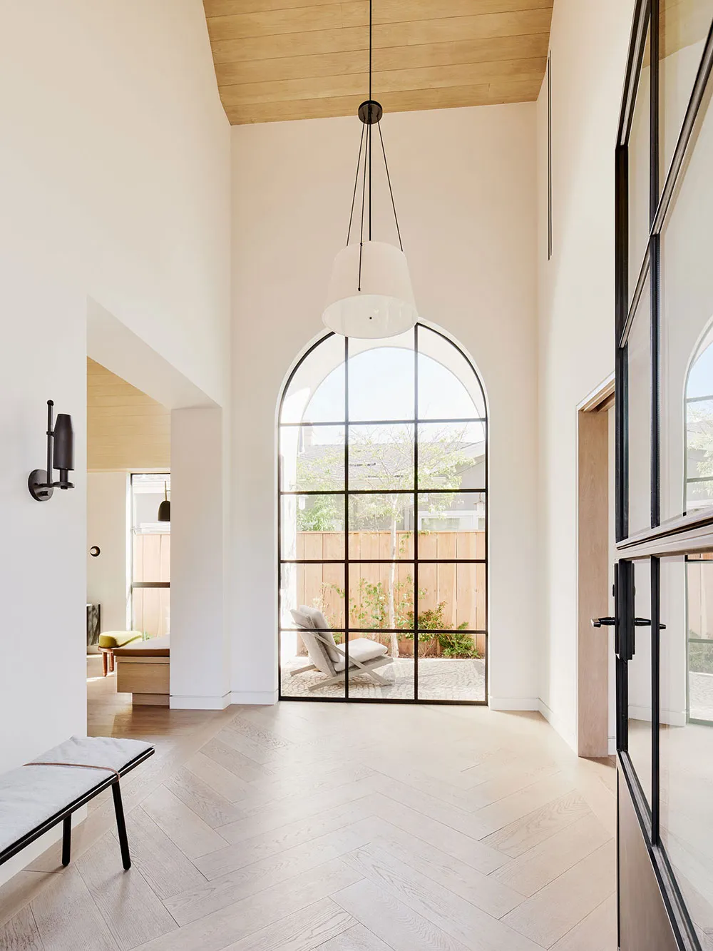 Cozy and Relaxing Interior of a Small House in California (130 sq m) - Gallery image 14