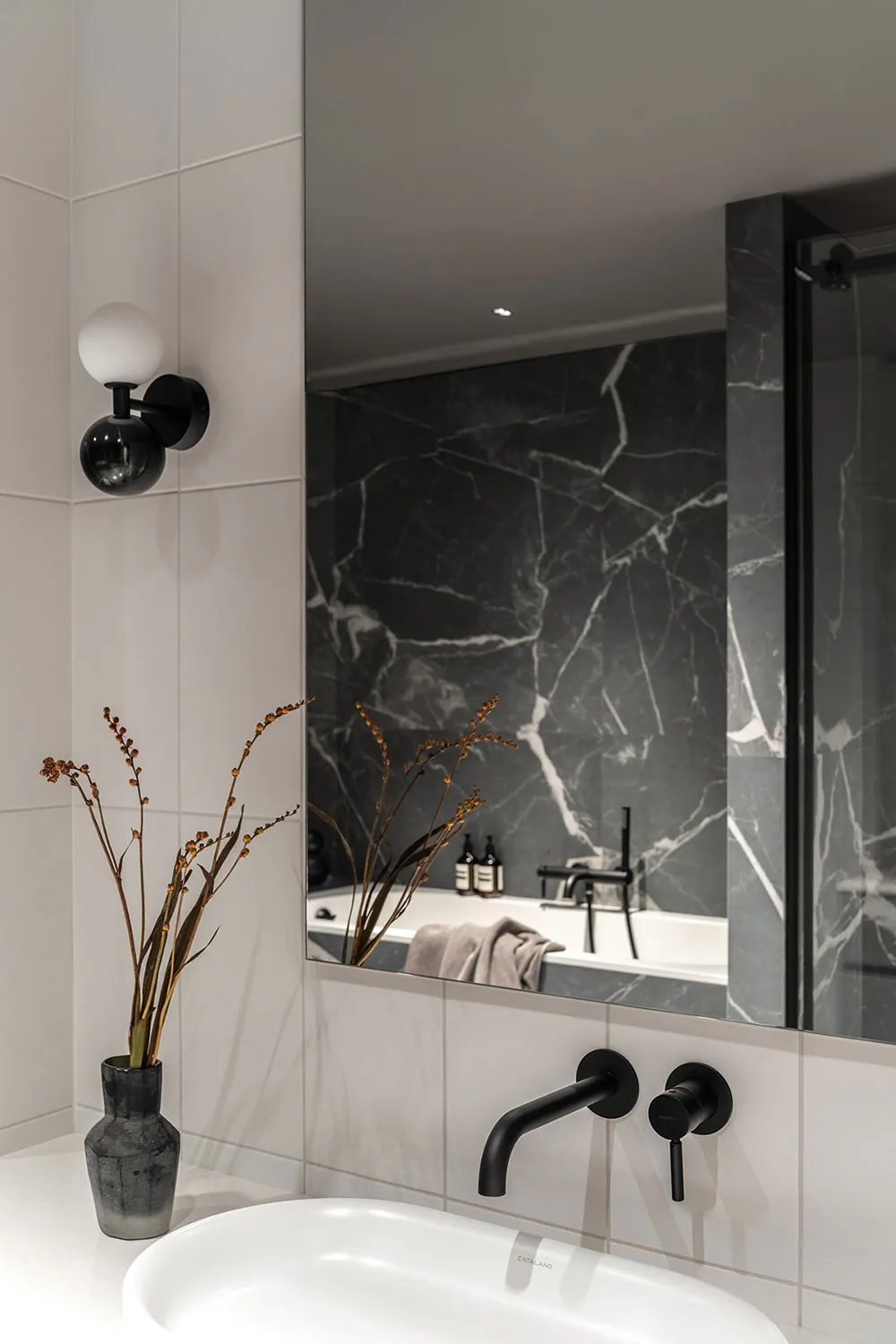 Plafond noir avec décorations et meubles audacieux : transformation spectaculaire au centre de Kiev - Gallery image 27