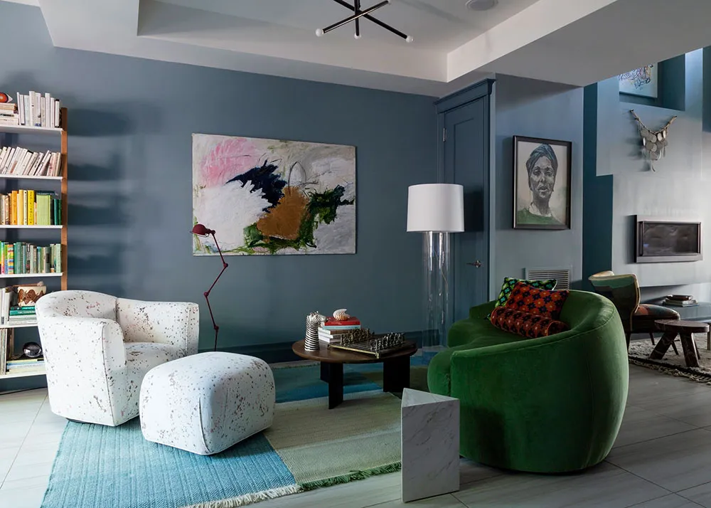 Frais accords de couleurs et grande galerie de tableaux : l'intérieur vivant d'une artiste à New York - Gallery image 2