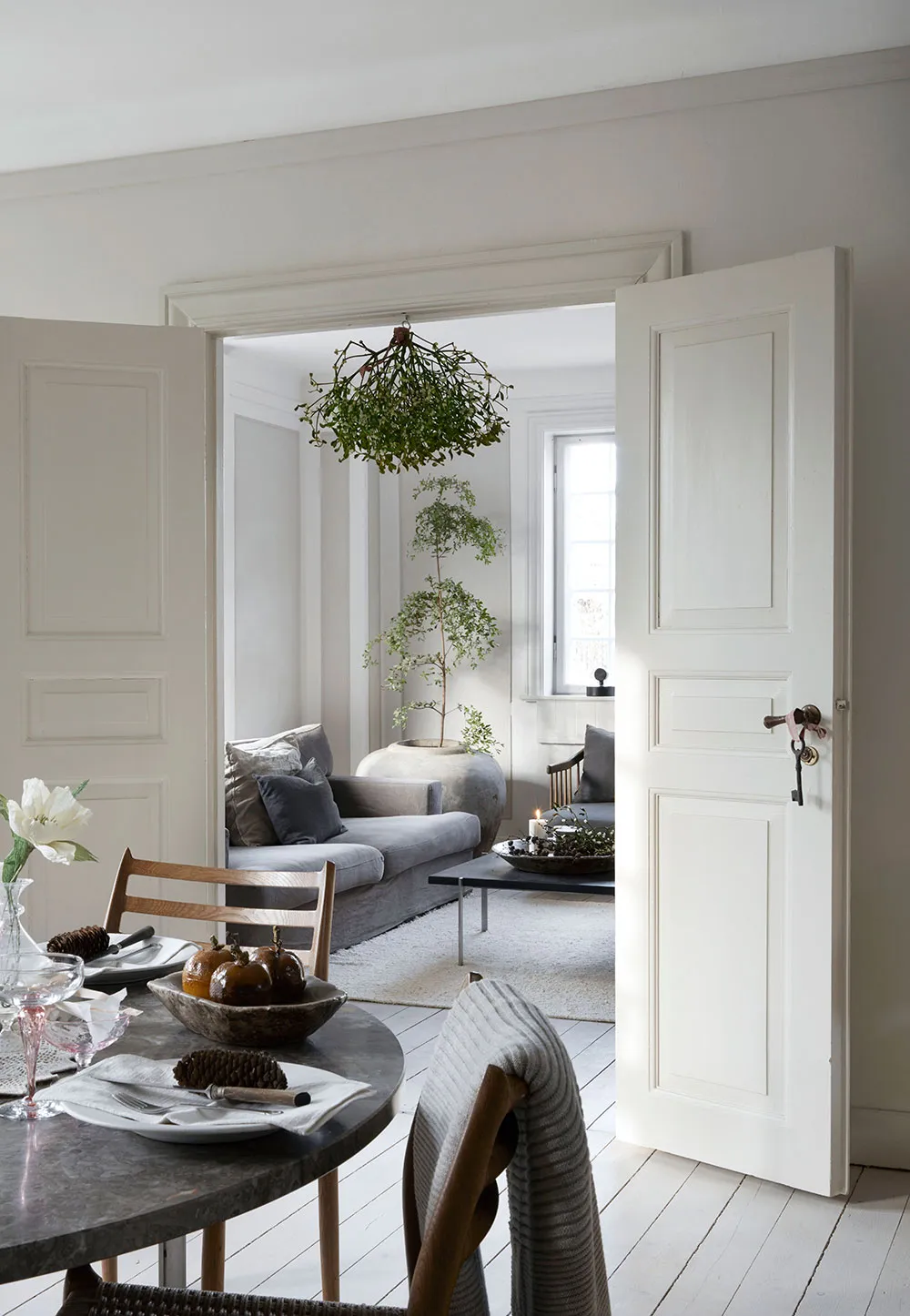 आरामदायक स्कैंडिनेवियन इंटीरियर, शांतिपूर्ण शीतकालीन सजावट के साथ - Gallery image 6