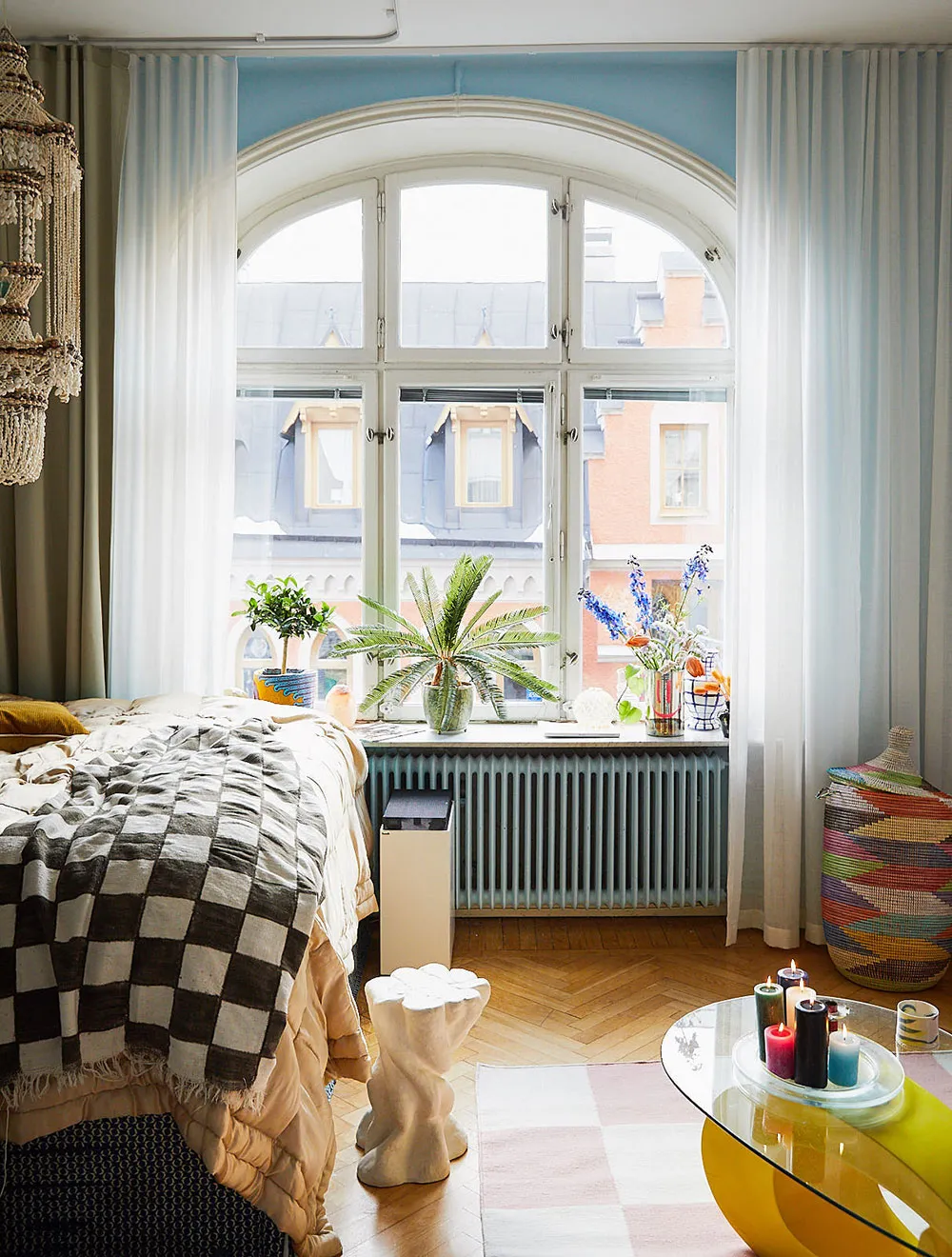 डेकोरेटर डेनिस वैलेंसिया द्वारा तैयार की गई “विविध एवं रंगीन आंतरिक सजावटों” की नई श्रृंखला - Gallery image 27