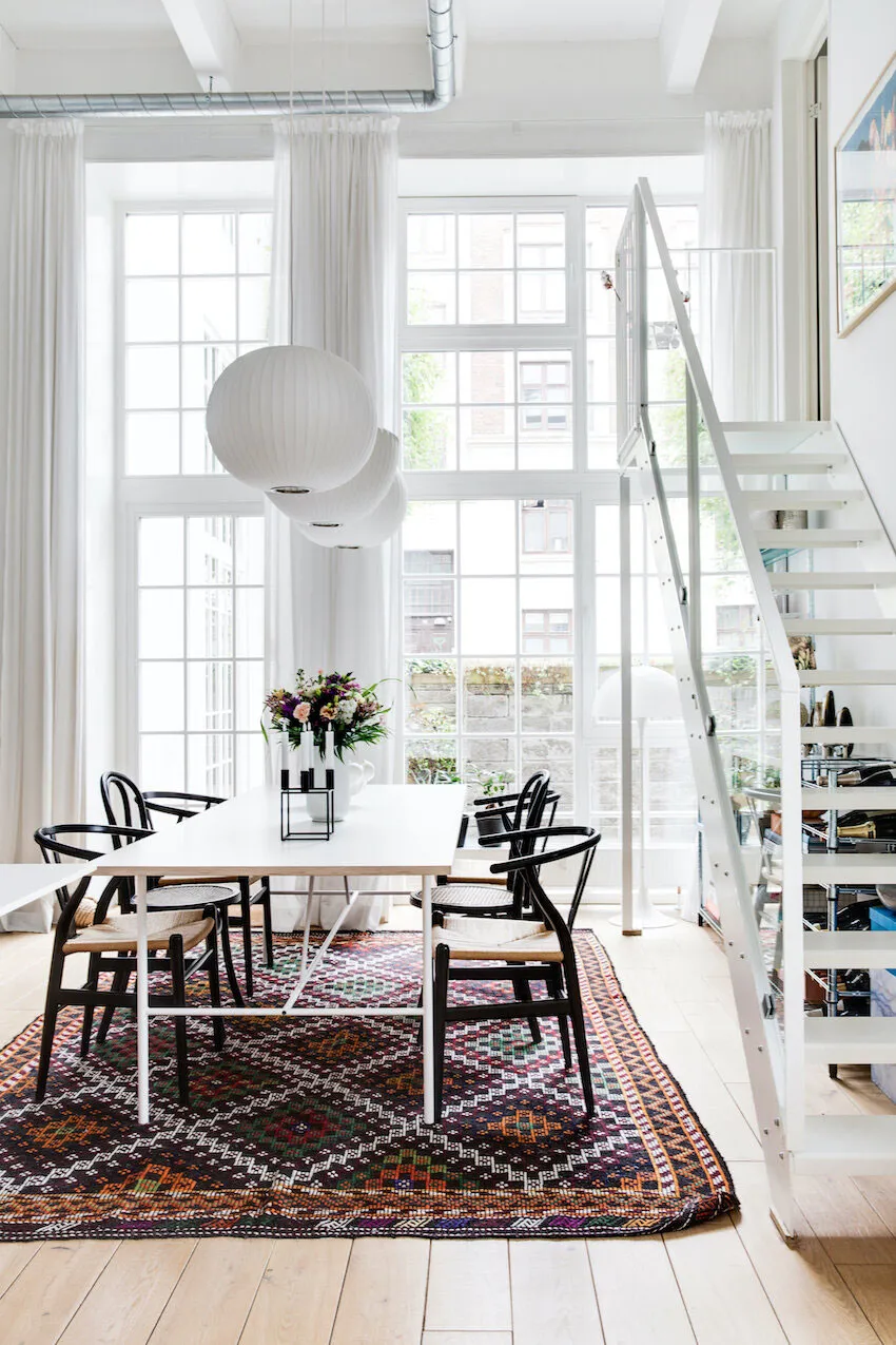 Plafonds très hauts et deux mansardes : appartement dans un bâtiment d'usine à Copenhague - Gallery image 2