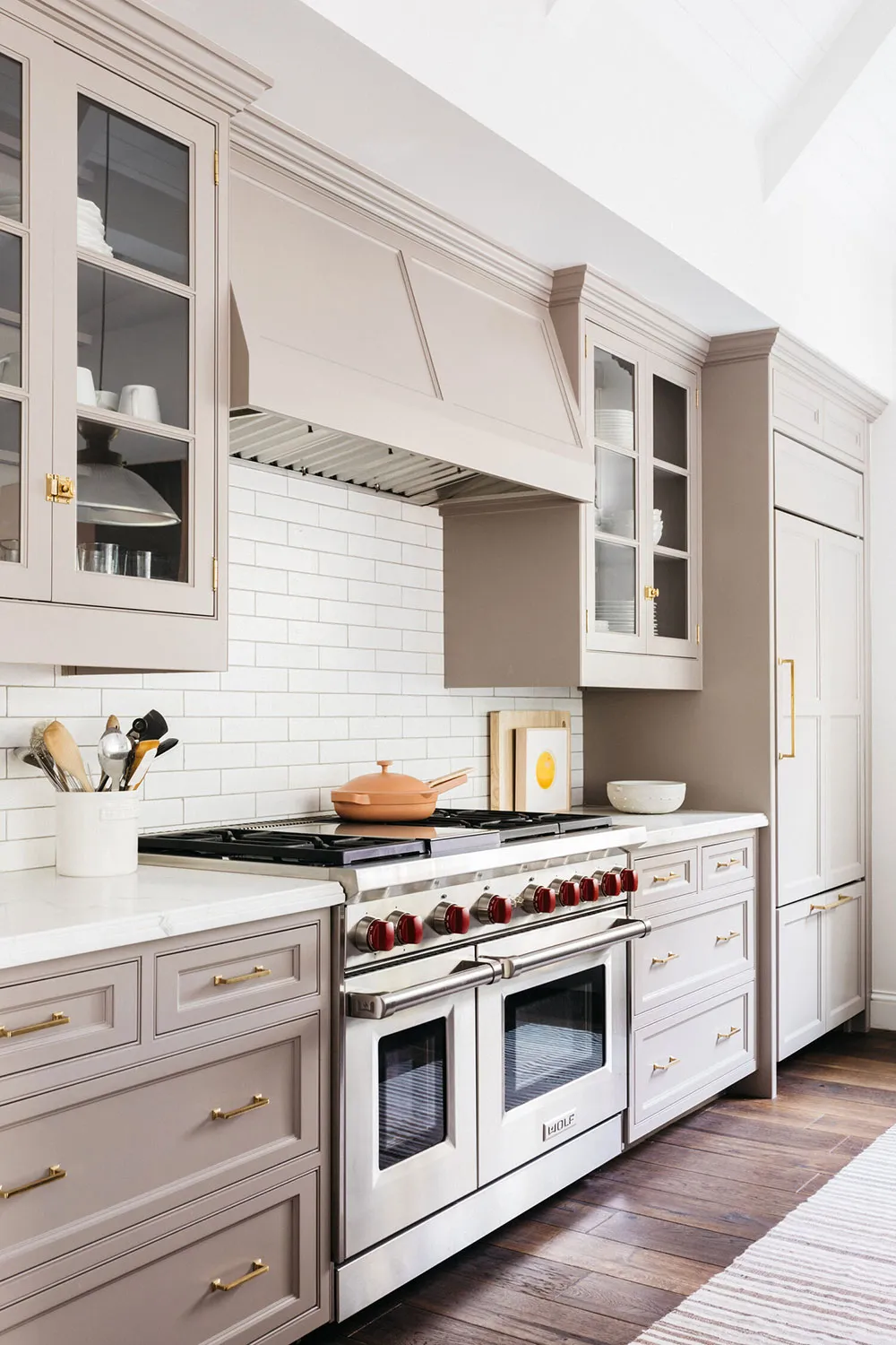 Дом кинорежиссера в Лос-Анджелесе с белыми и черными комнатами - Gallery image 10