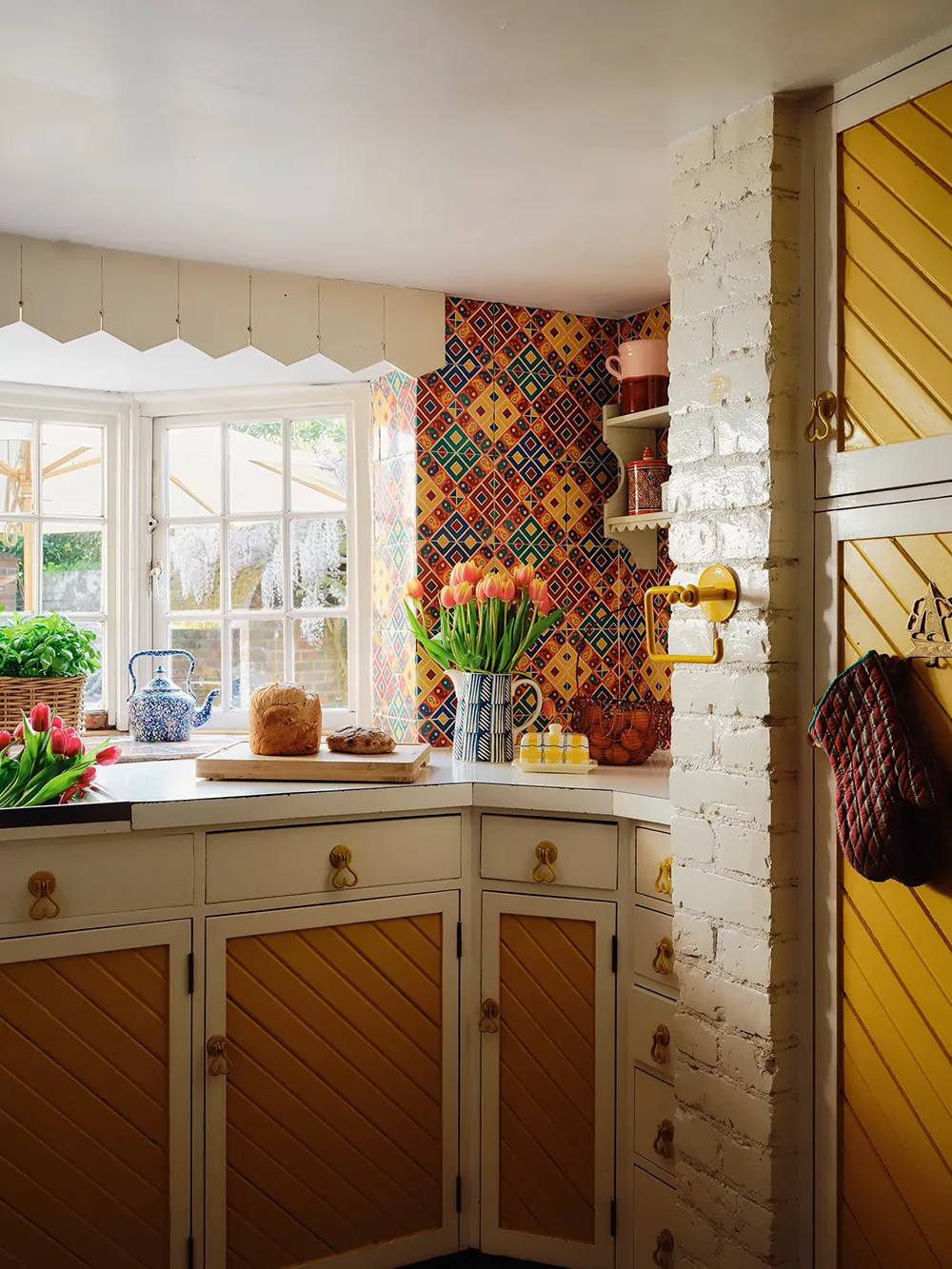 17世紀にルーツを持つ、イングランドにある色彩豊かなアーティストのコテージ - Gallery image 10