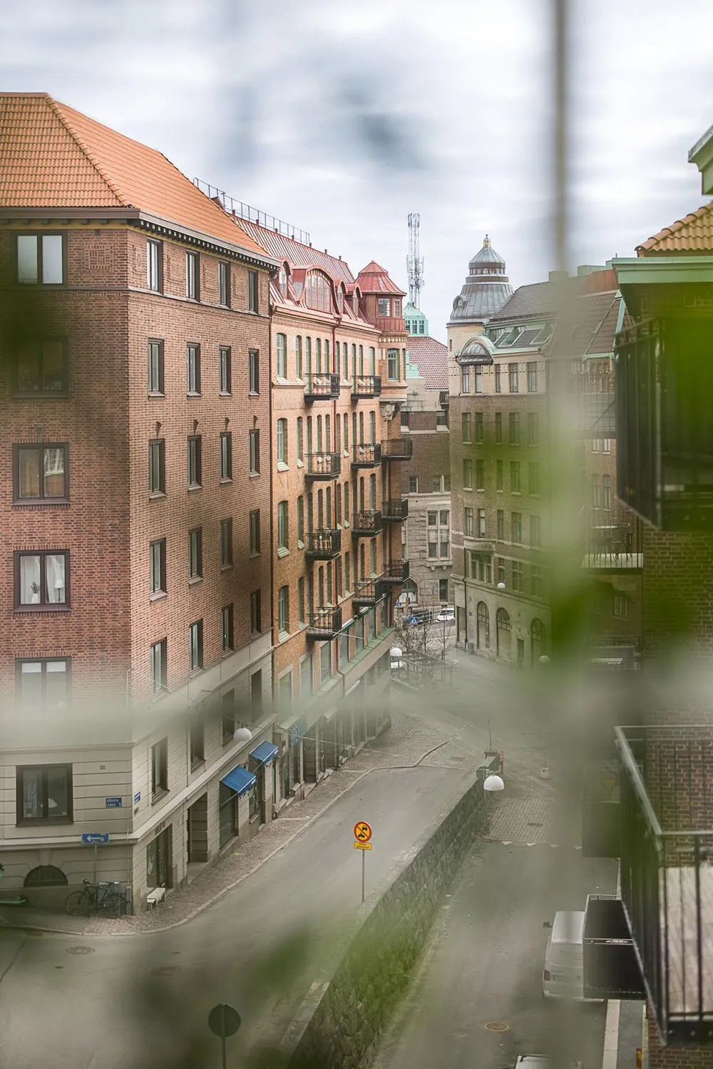 Ungewöhnliche weiße Wohnung mit Balken in der ehemaligen Kartonfabrik in Göteborg (40 qm) - Gallery image 16