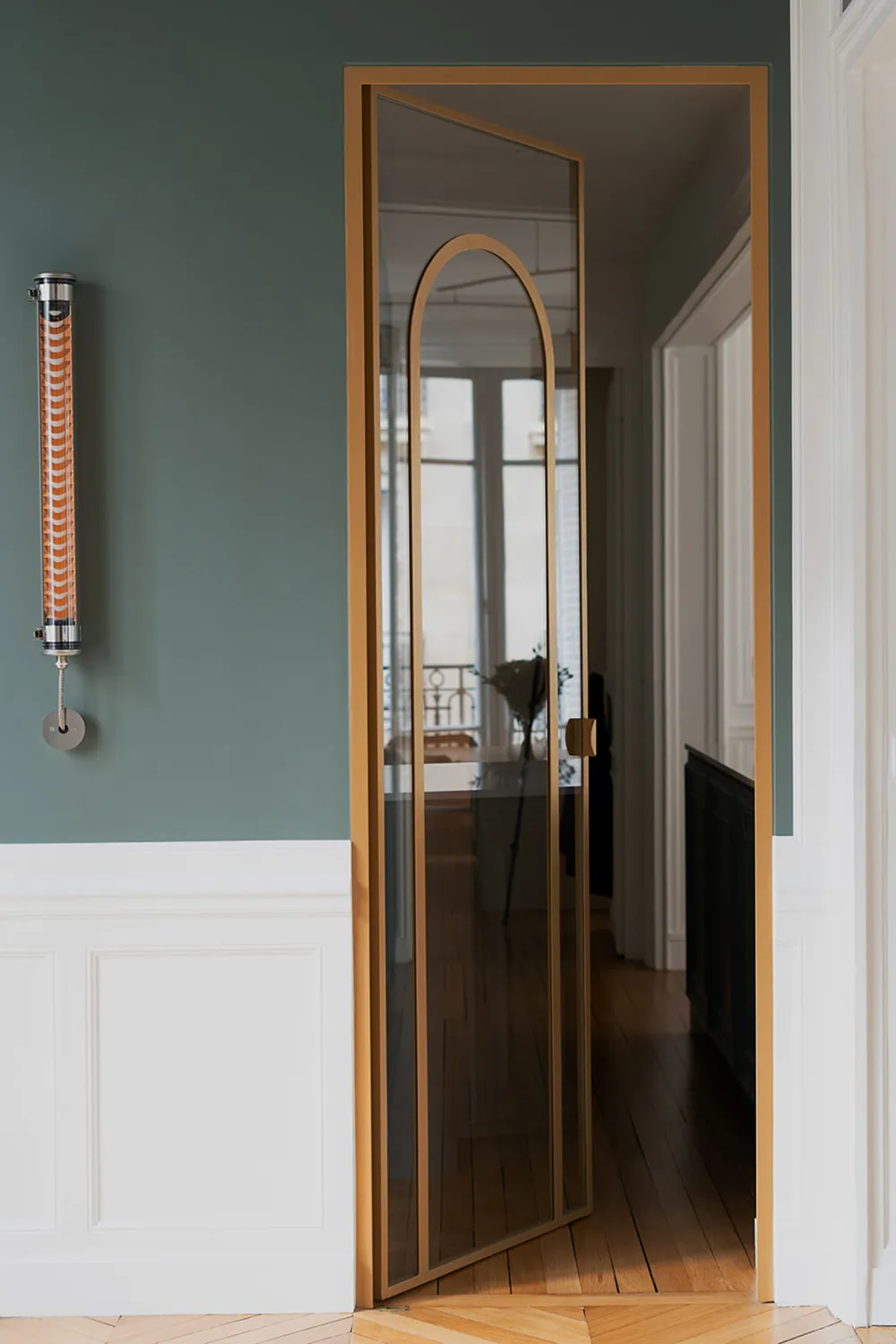 Architektur von Bögen, Vollfenstern und modernen Akzenten: Apartments in alten Häusern in Paris - Gallery image 7