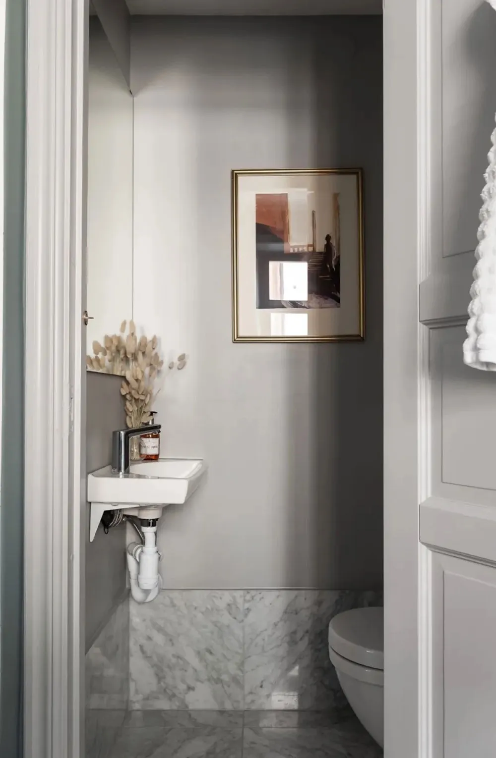 Décor mural classique et meubles modernes : une apartment élégant à Stockholm - Gallery image 13