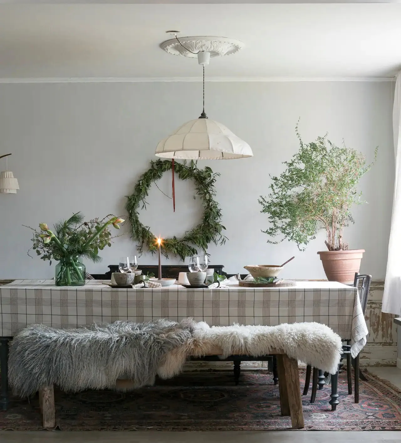 Decoración navideña rústica para casa de los años 40 en Suecia - Gallery image 3