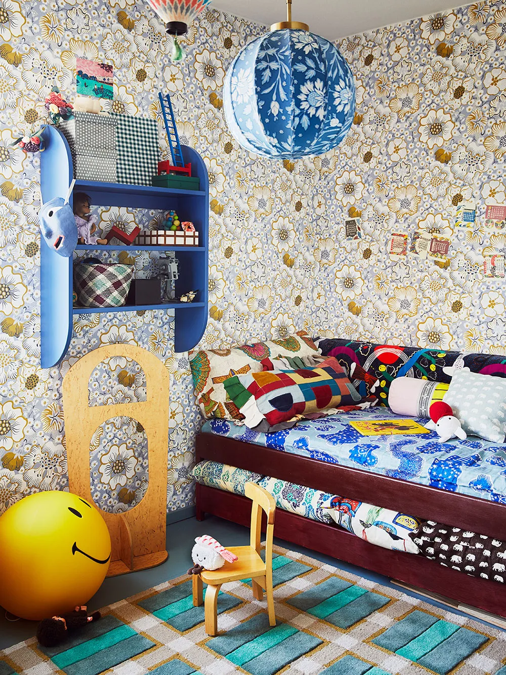 डेकोरेटर डेनिस वैलेंसिया द्वारा तैयार की गई “विविध एवं रंगीन आंतरिक सजावटों” की नई श्रृंखला - Gallery image 24