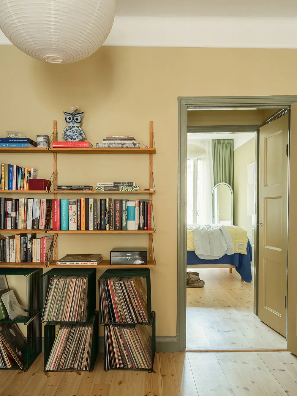 Interiores de arena con acentos llamativos: apartamento en Estocolmo (64 m²) - Gallery image 15