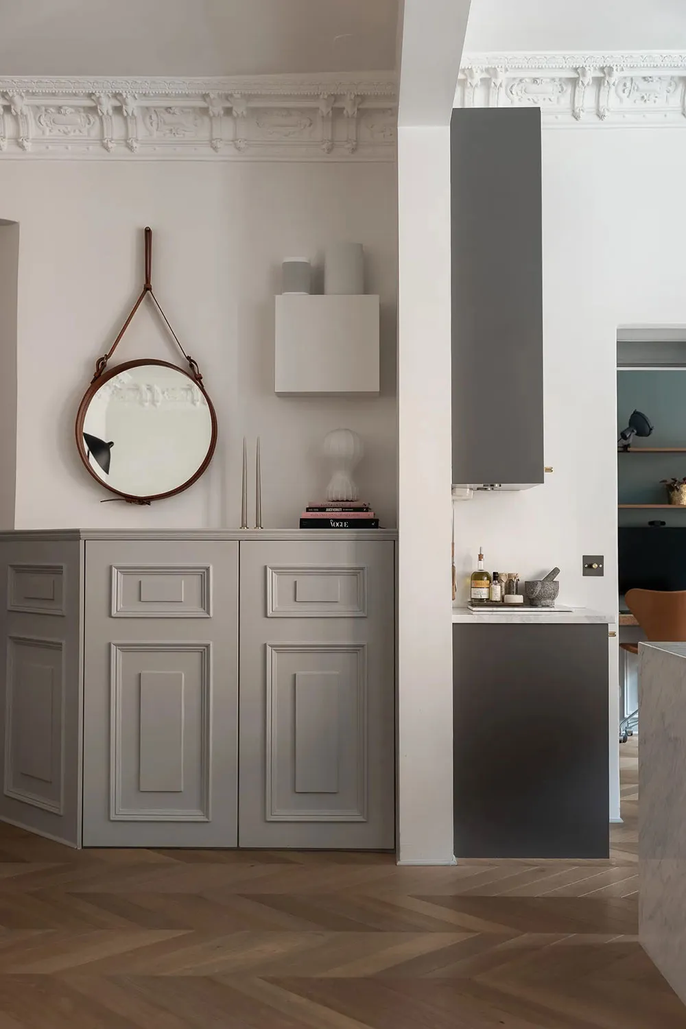 Décor mural classique et meubles modernes : une apartment élégant à Stockholm - Gallery image 12