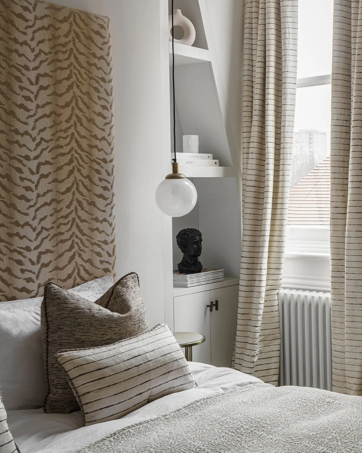Glamour Notes in the Design of an Elegant Apartment of a Fashion Blogger in London - Gallery image 11