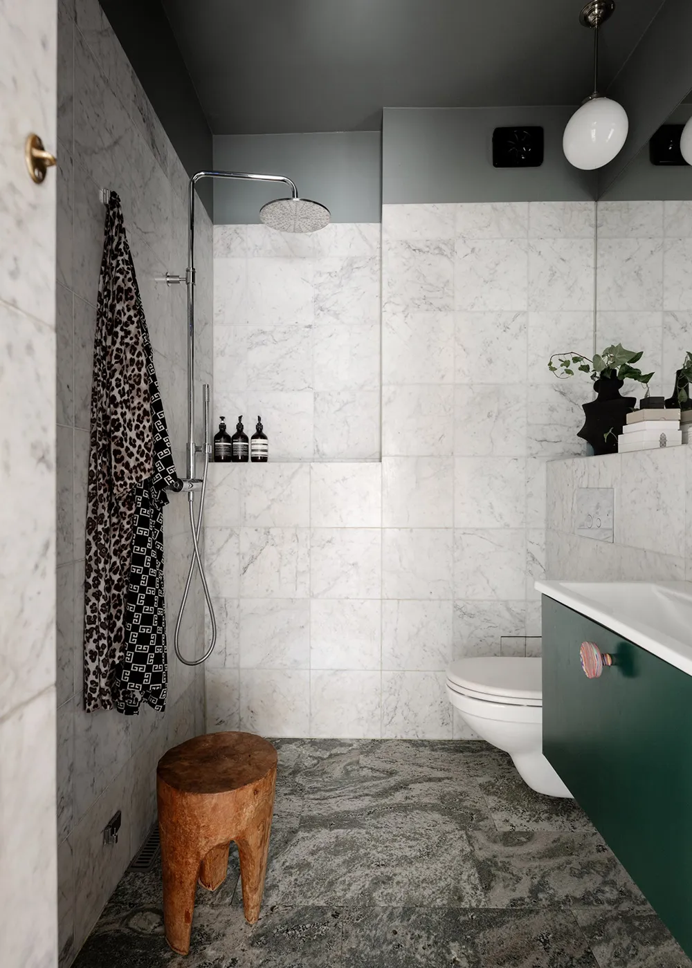 Szwedzka dacha z niespodziewanymi wnętrzami - Gallery image 29