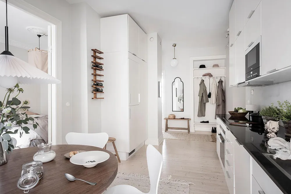 स्वीडन में स्थित एक छोटे 2-बेडरूम वाले अपार्टमेंट का इंटीरियर (64 वर्ग मीटर)
(“Snow White: The Interior of a Small 2-Bedroom Apartment in Sweden (64 sqm)”)
**अनुवाद:**
स्वीडन में स्थित एक छोटे, 2-बेडरूम वाले अपार्टमेंट का इंटीरियर (क्षेत्रफल: 64 वर्ग मीटर)
**विवरण:**
यह अनुवाद स्वीडन में स्थित एक छोटे, 2-बेडरूम वाले अपार्टमेंट के इंटीरियर का वर्णन करता है। अपार्टमेंट का क्षेत्रफल 64 वर्ग मीटर है। - Gallery image 23