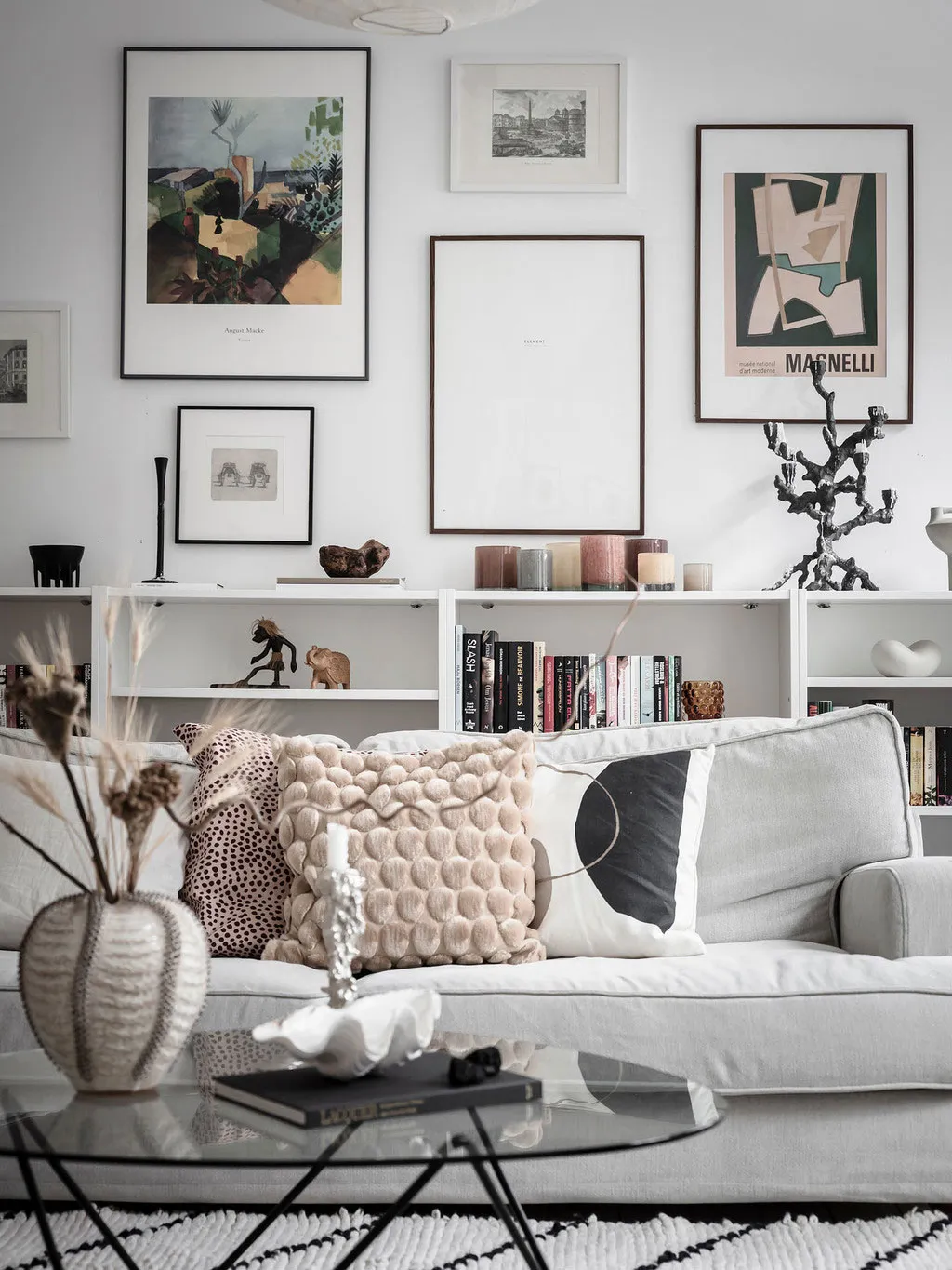 Білосніжний інтер'єр із кричною стіною на кухні в Швеції - Gallery image 4