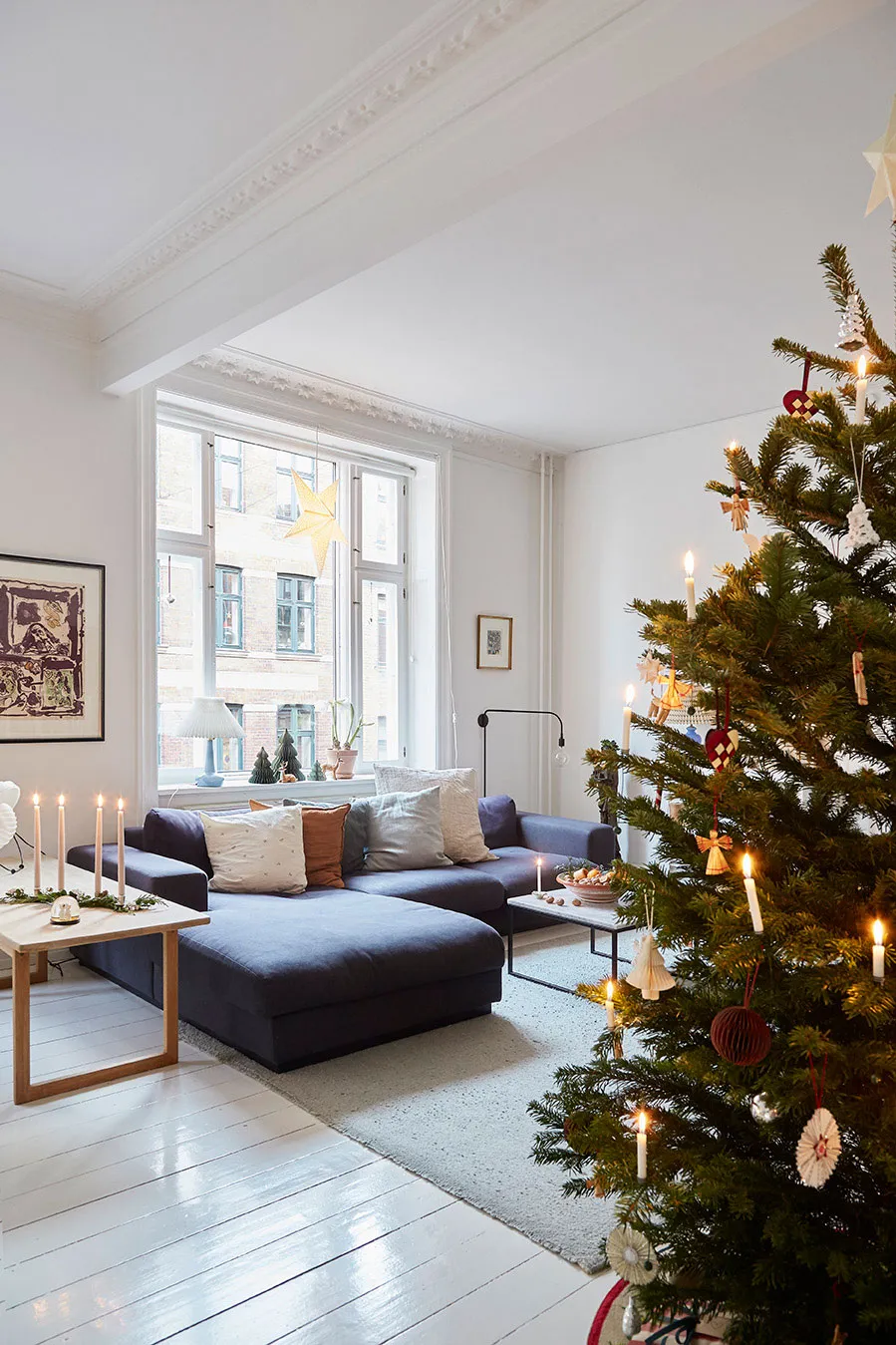 Interior festivo luminoso de un apartamento en Dinamarca - Gallery image 1