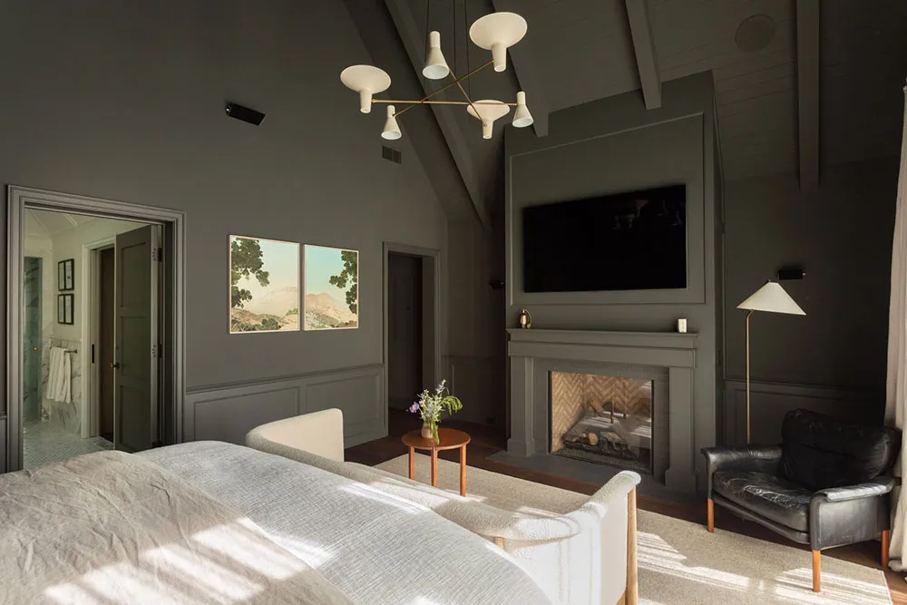 Дом кинорежиссера в Лос-Анджелесе с белыми и черными комнатами - Gallery image 15