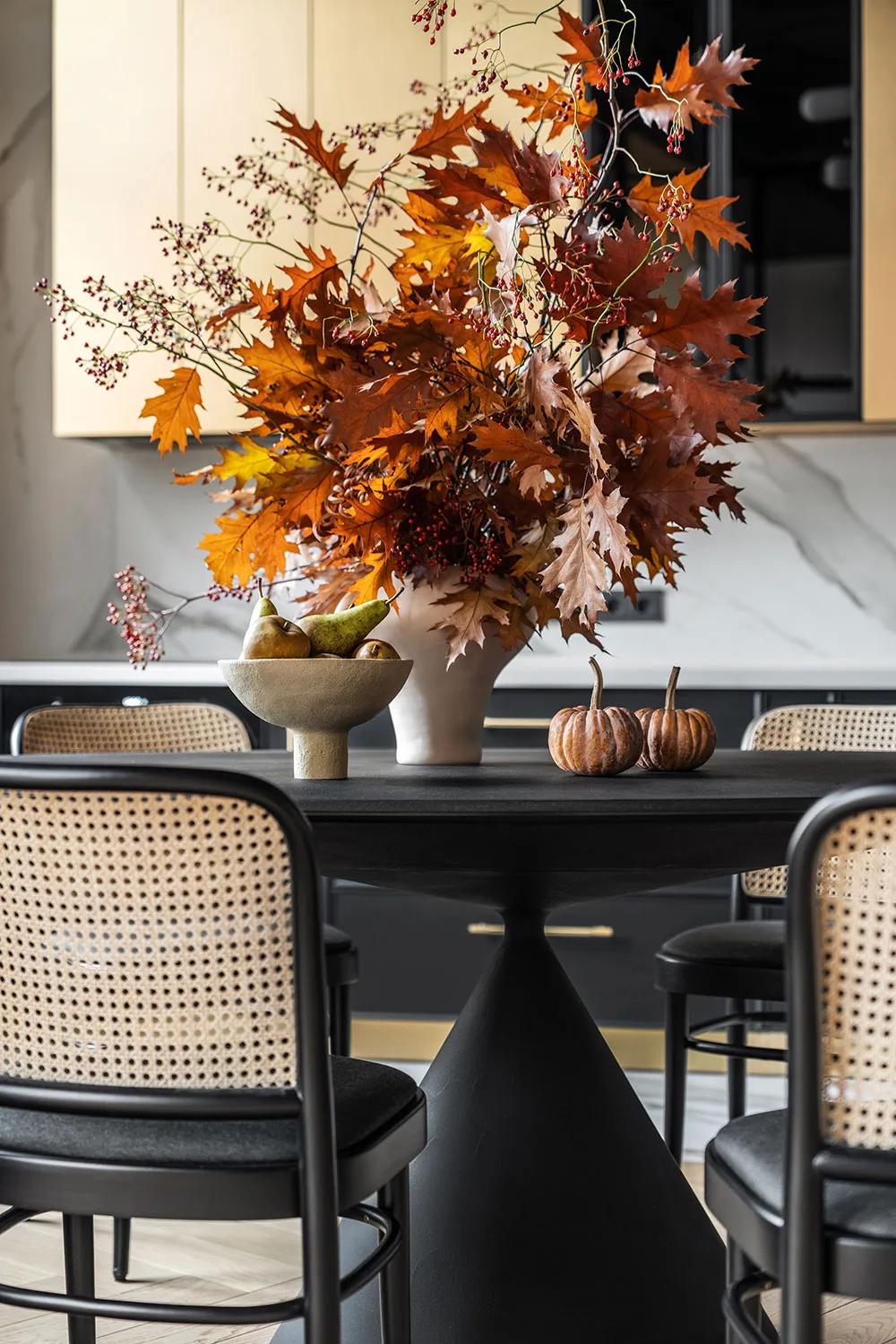 Plafond noir avec décorations et meubles audacieux : transformation spectaculaire au centre de Kiev - Gallery image 15