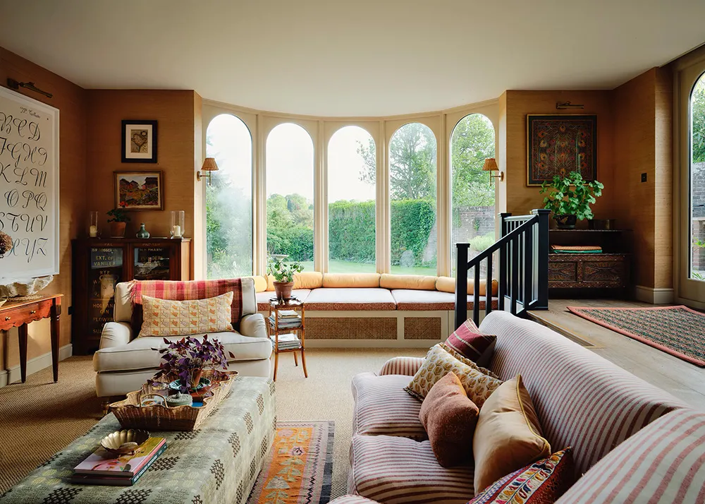 17世紀にルーツを持つ、イングランドにある色彩豊かなアーティストのコテージ - Gallery image 4