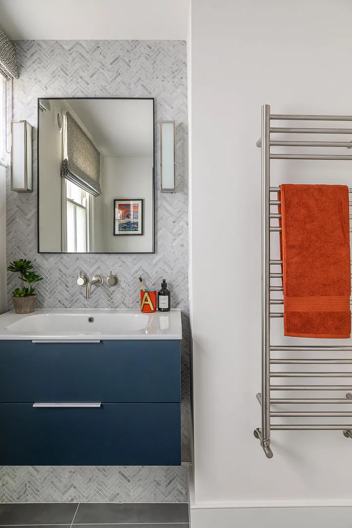 Étagère jaune et autres détails colorés dans le design intérieur à Londres - Gallery image 18