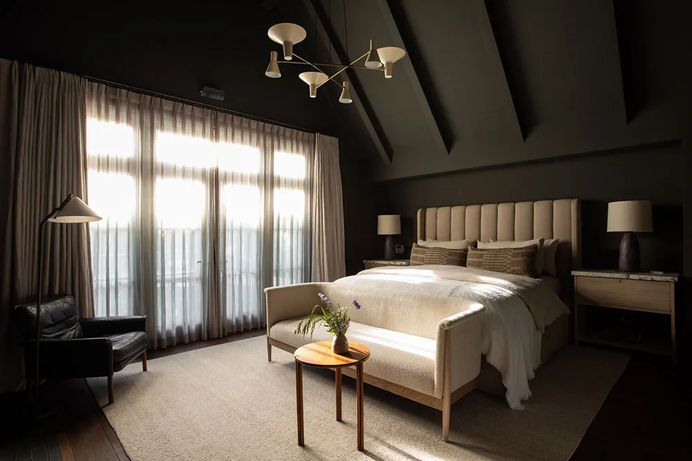 Дом кинорежиссера в Лос-Анджелесе с белыми и черными комнатами - Gallery image 14