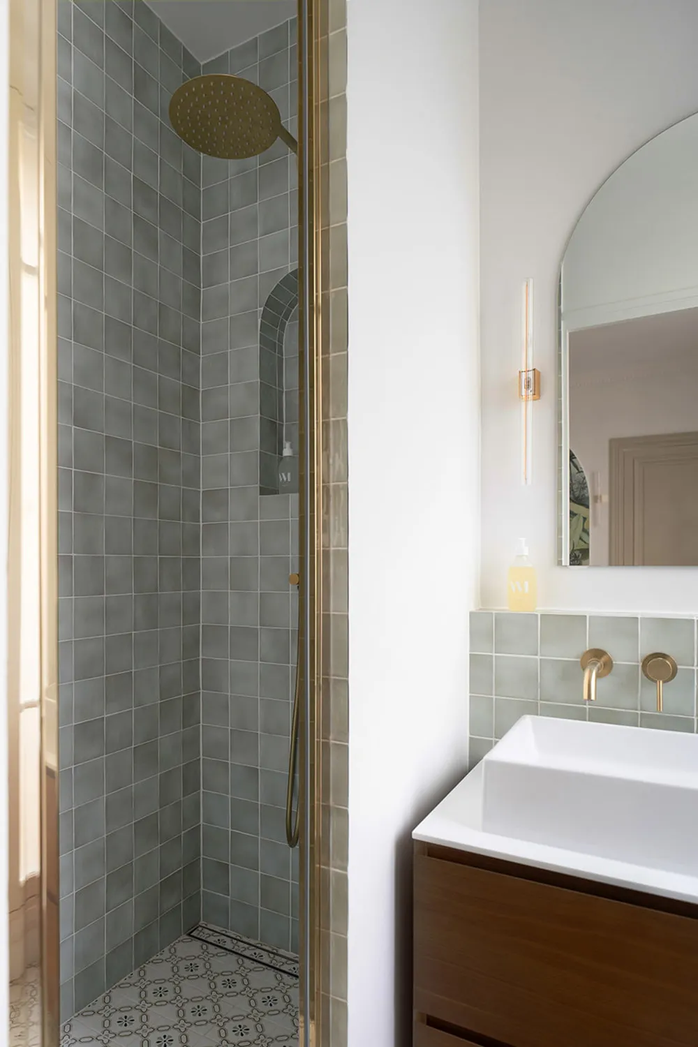 Architektur von Bögen, Vollfenstern und modernen Akzenten: Apartments in alten Häusern in Paris - Gallery image 11