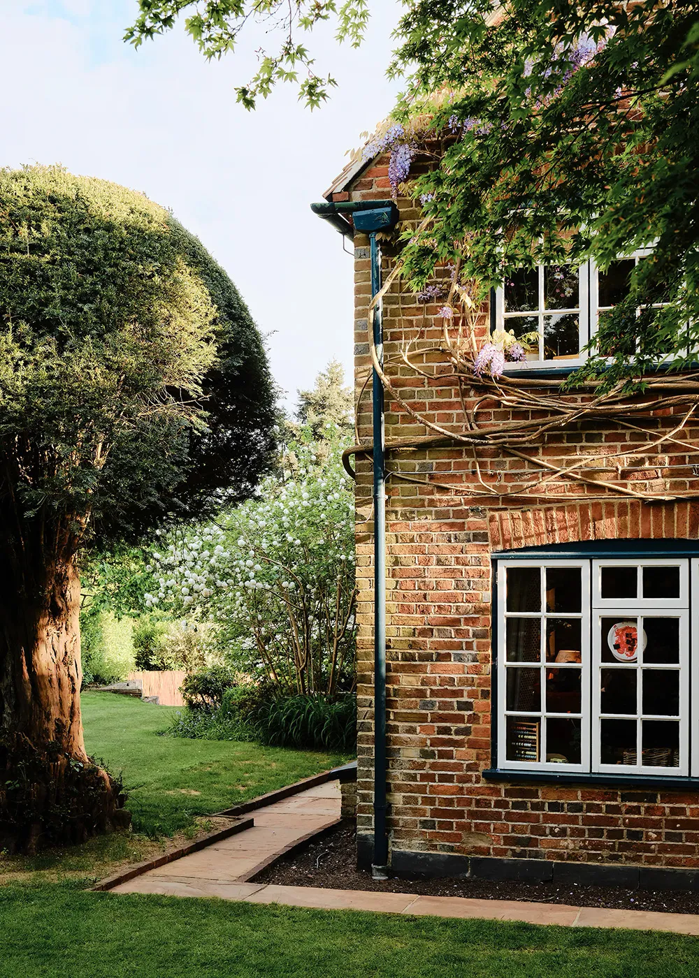 17世紀にルーツを持つ、イングランドにある色彩豊かなアーティストのコテージ - Gallery image 1