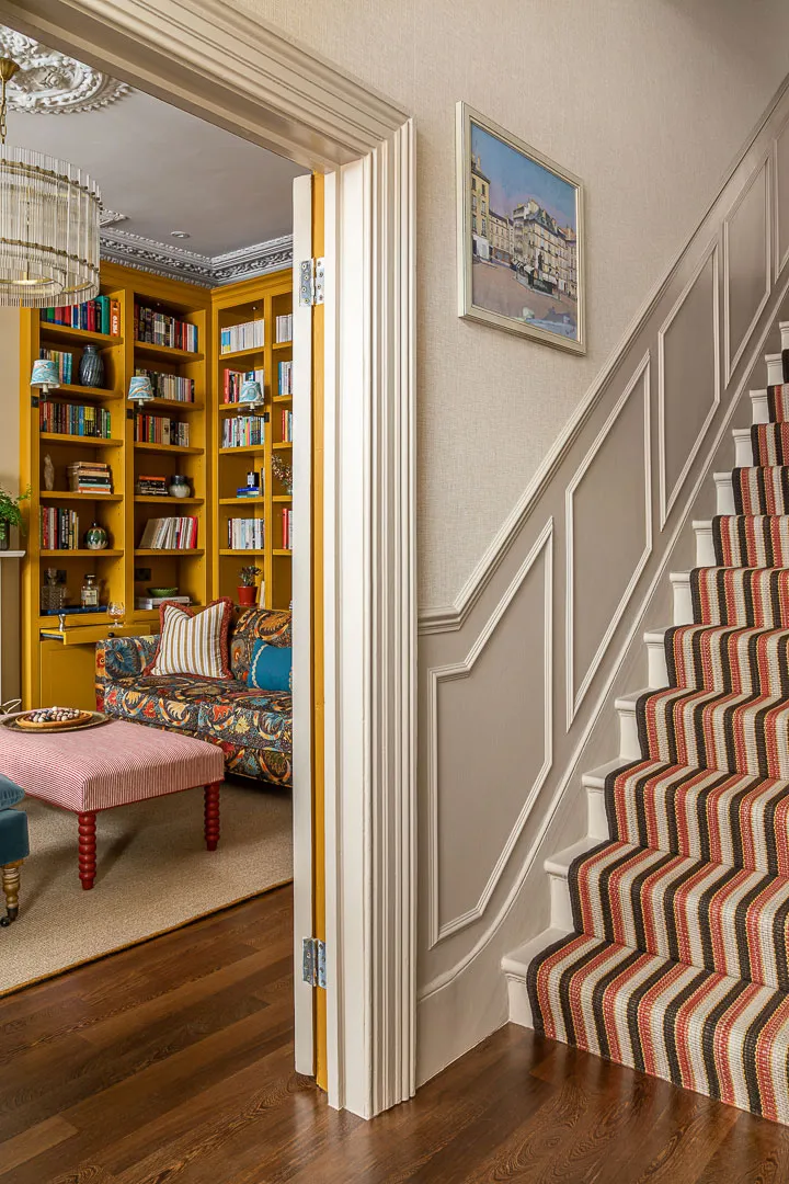 Étagère jaune et autres détails colorés dans le design intérieur à Londres - Gallery image 2