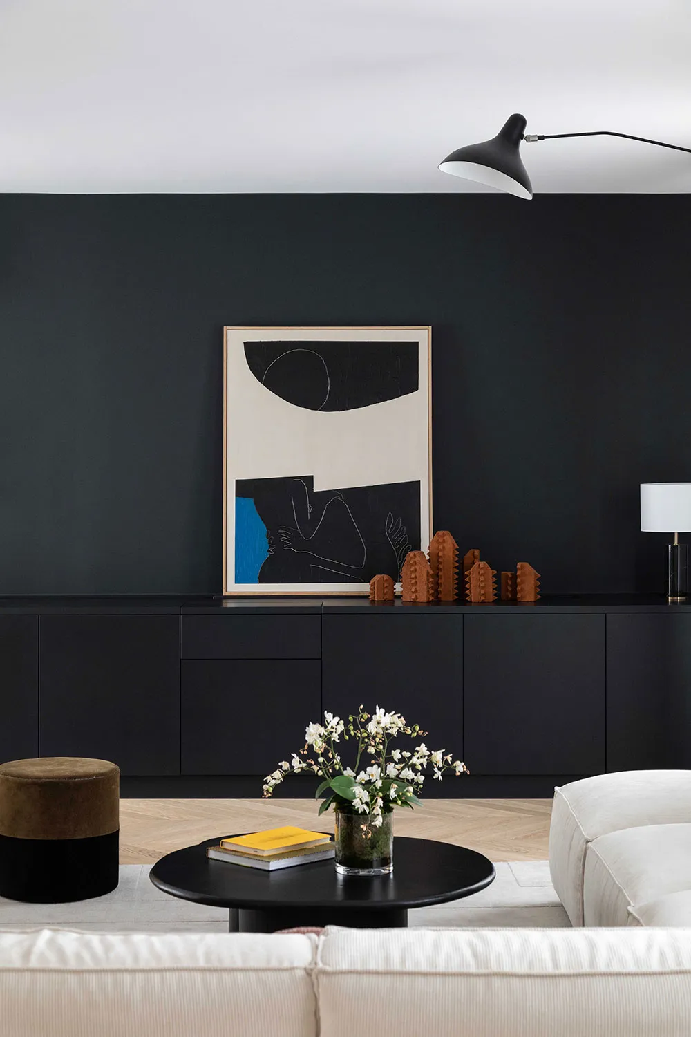 Stylowy nowoczesny design z czarnymi akcentami w Paryżu - 5
