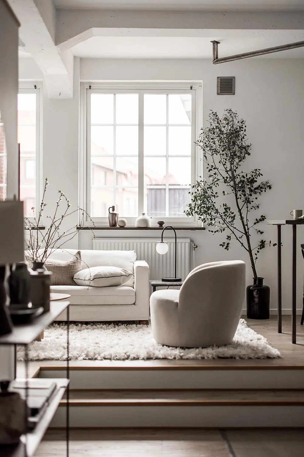 Ungewöhnliche weiße Wohnung mit Balken in der ehemaligen Kartonfabrik in Göteborg (40 qm) - Gallery image 1