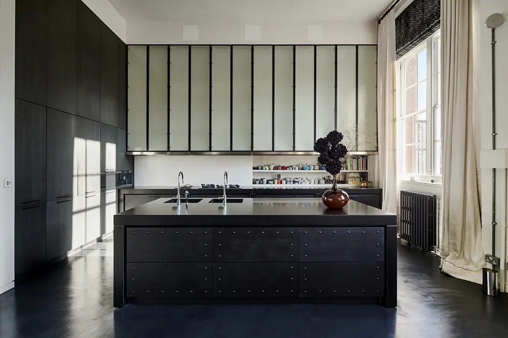 Unique Designer Loft in Black-and-White Palette in London - Gallery image 12