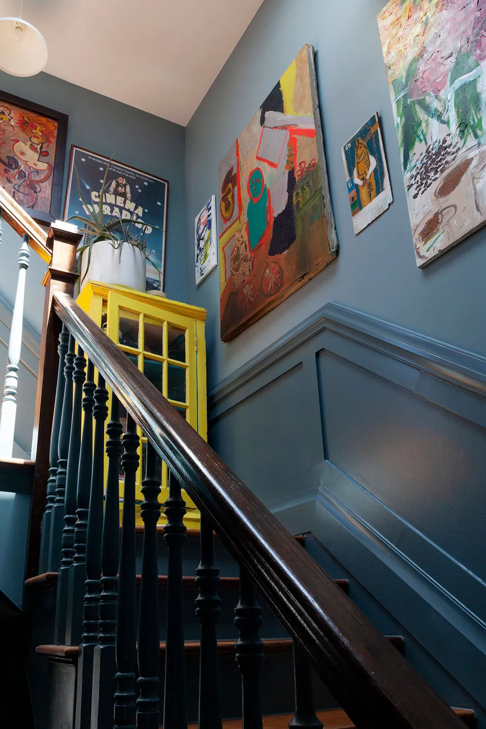 Frais accords de couleurs et grande galerie de tableaux : l'intérieur vivant d'une artiste à New York - Gallery image 14