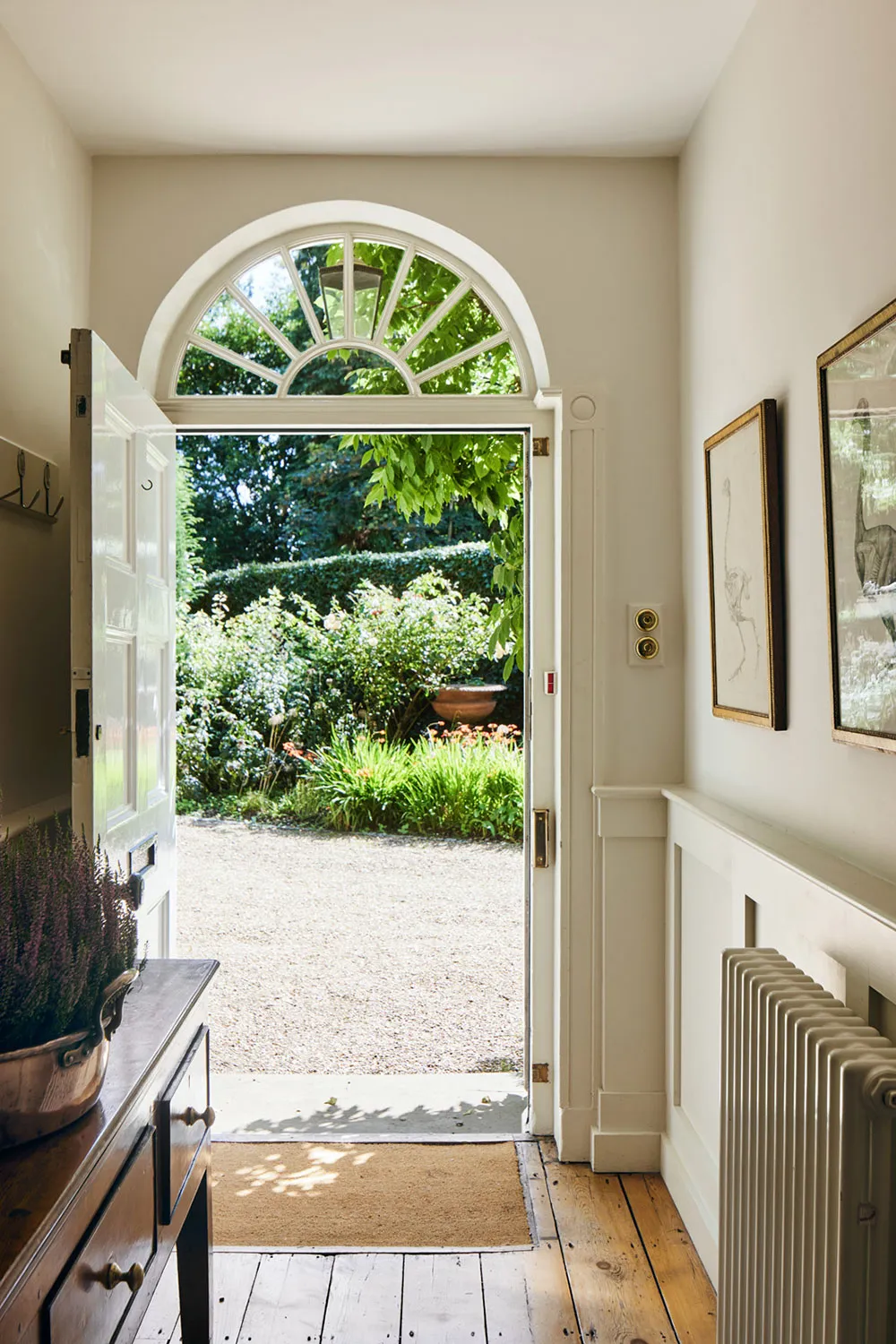 Un encantador coto inglés sumergido en la vegetación - Gallery image 3