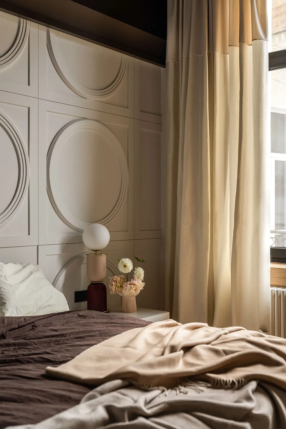 Plafond noir avec décorations et meubles audacieux : transformation spectaculaire au centre de Kiev - Gallery image 23