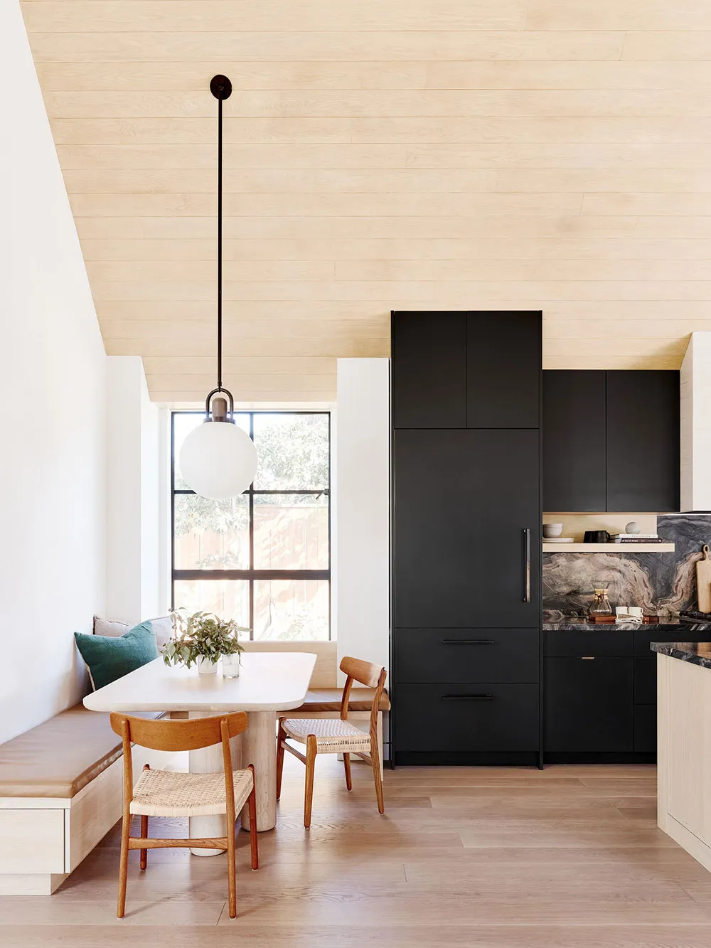 Cozy and Relaxing Interior of a Small House in California (130 sq m) - Gallery image 6