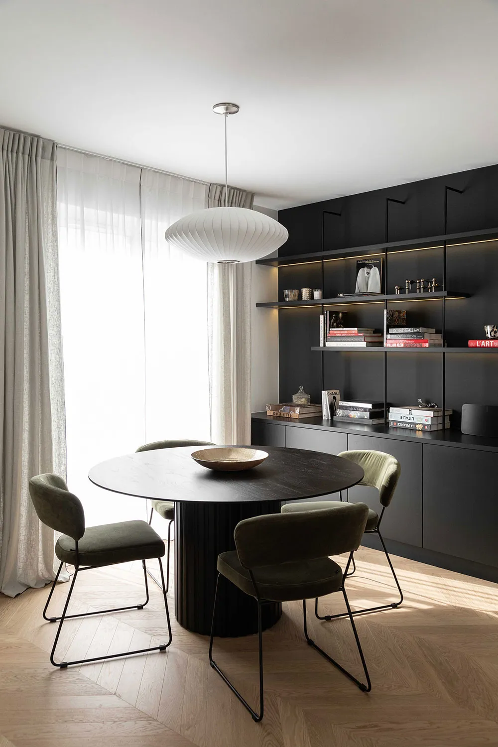 Stylowy nowoczesny design z czarnymi akcentami w Paryżu - 6