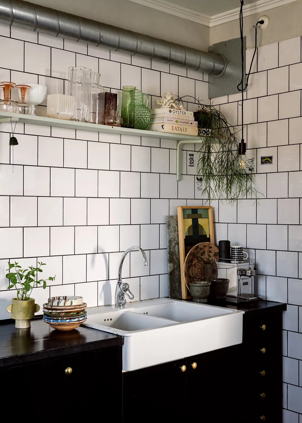 Szwedzka dacha z niespodziewanymi wnętrzami - Gallery image 22