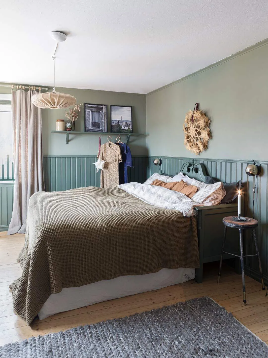 Decoración navideña rústica para casa de los años 40 en Suecia - Gallery image 16