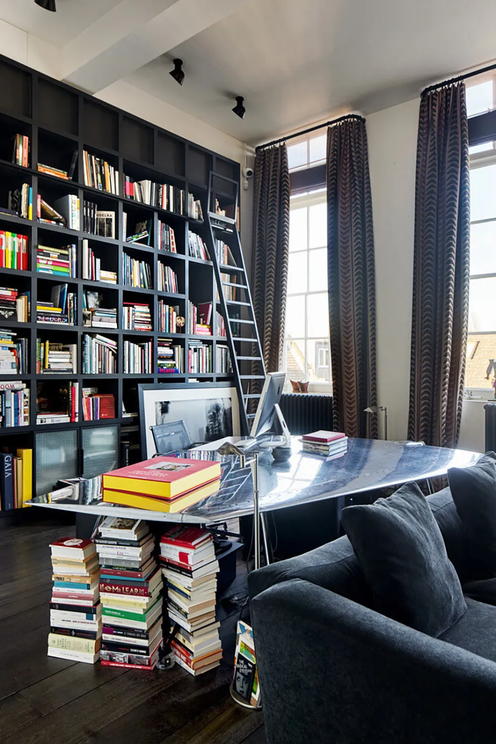 Unique Designer Loft in Black-and-White Palette in London - Gallery image 18