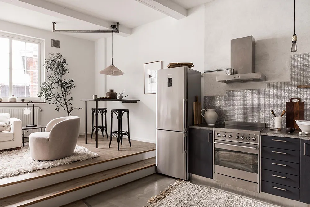 Ungewöhnliche weiße Wohnung mit Balken in der ehemaligen Kartonfabrik in Göteborg (40 qm) - Gallery image 12