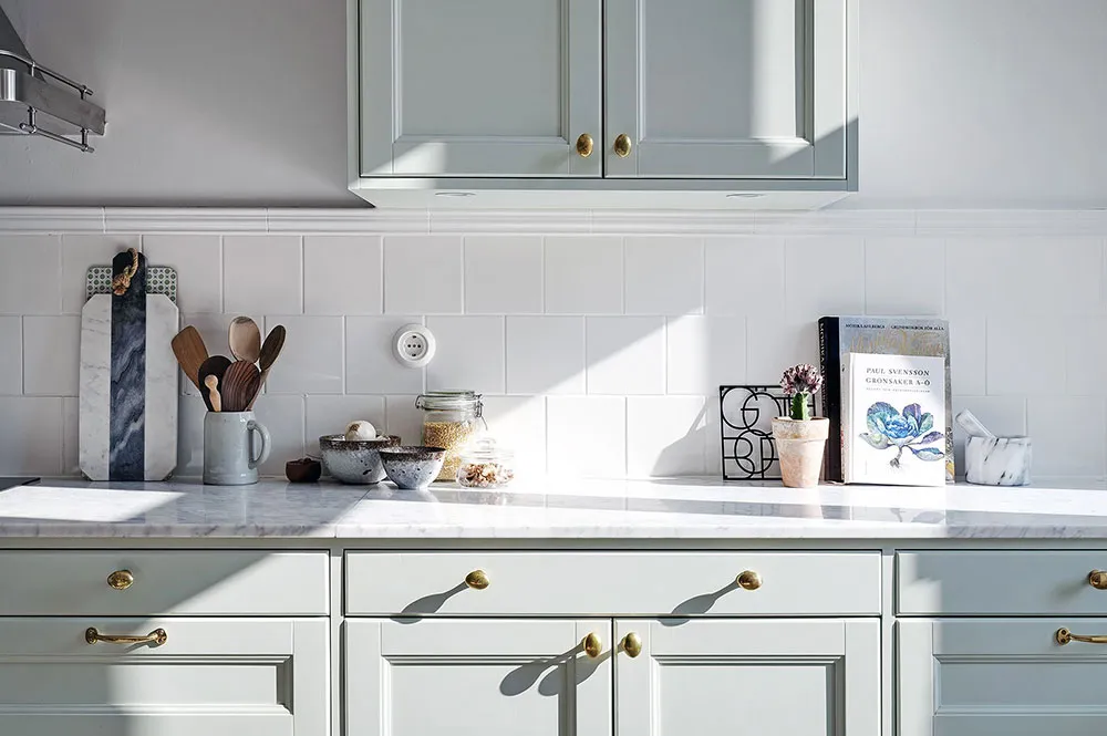 Nice pastel kitchen in light Scandinavian apartment design (100 sqm) - Gallery image 3