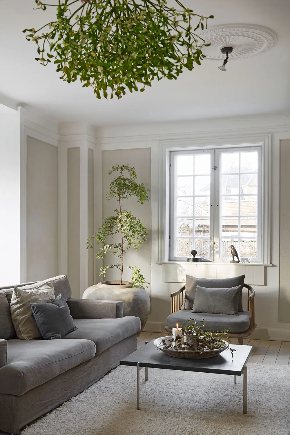 आरामदायक स्कैंडिनेवियन इंटीरियर, शांतिपूर्ण शीतकालीन सजावट के साथ - Gallery image 1