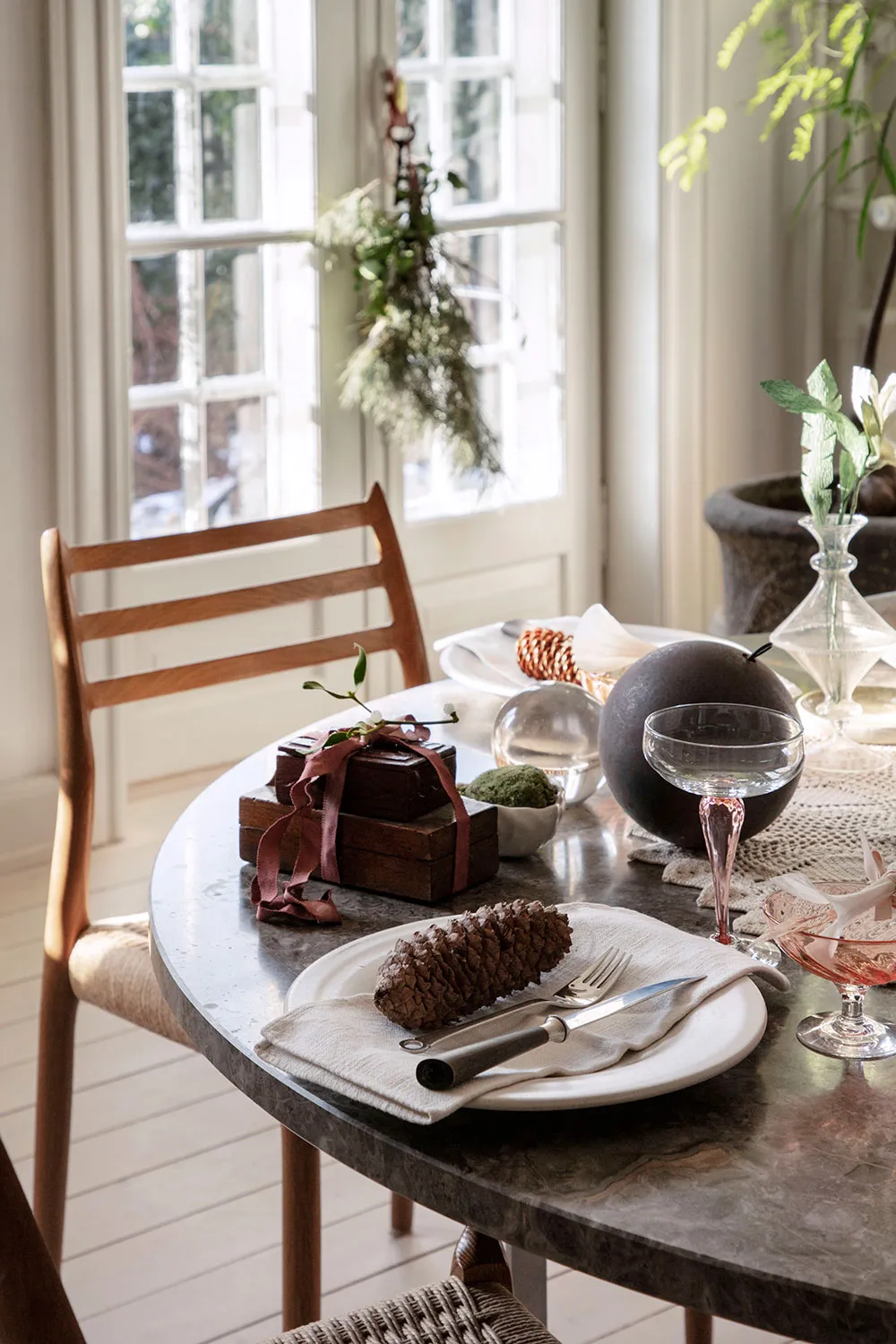 आरामदायक स्कैंडिनेवियन इंटीरियर, शांतिपूर्ण शीतकालीन सजावट के साथ - Gallery image 4