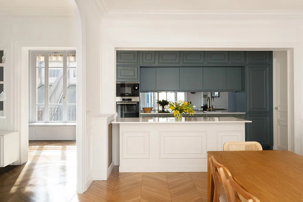 Architektur von Bögen, Vollfenstern und modernen Akzenten: Apartments in alten Häusern in Paris - Gallery image 3