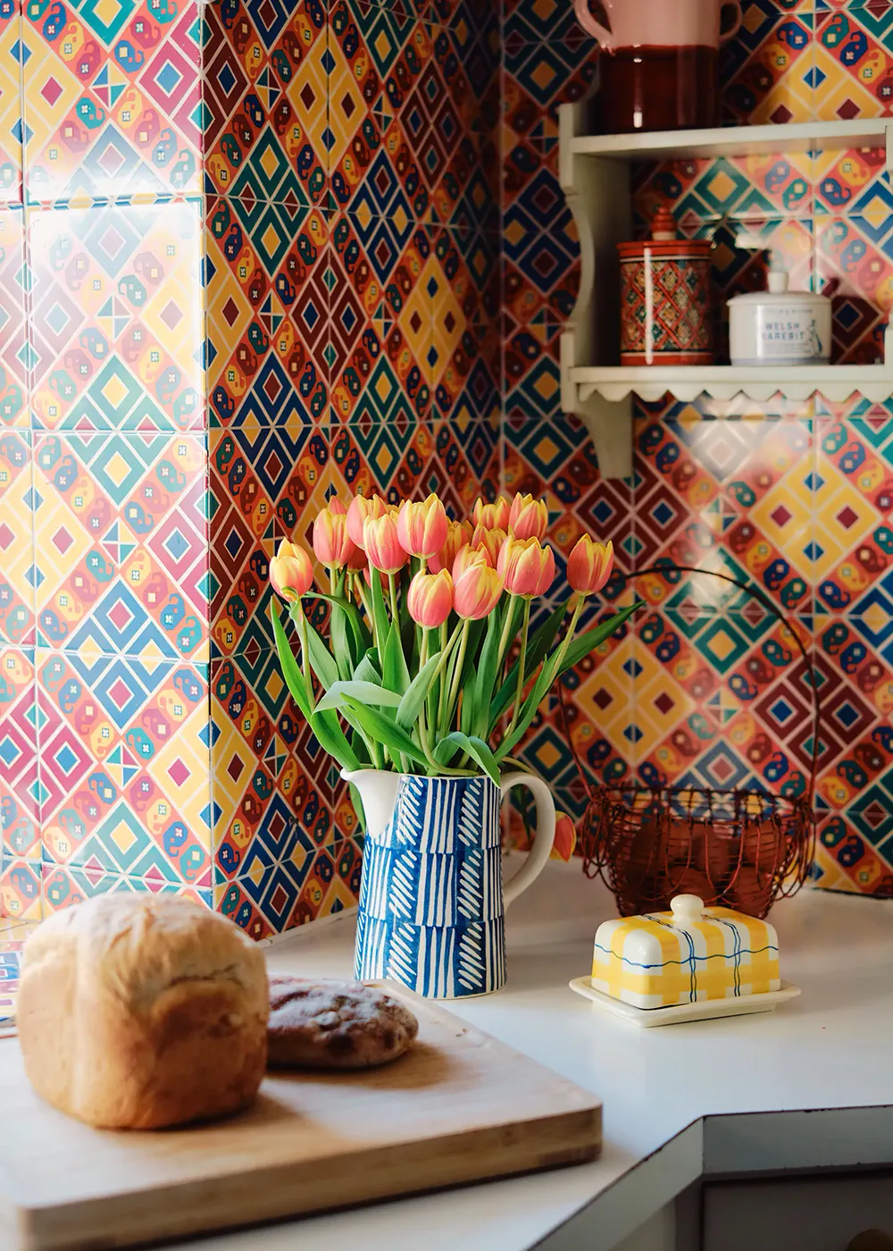 17世紀にルーツを持つ、イングランドにある色彩豊かなアーティストのコテージ - Gallery image 11