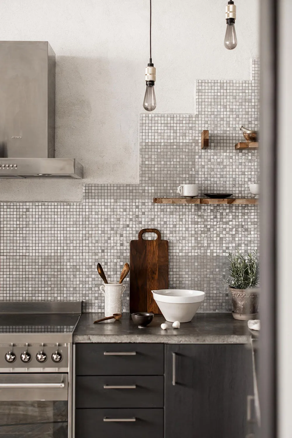 Ungewöhnliche weiße Wohnung mit Balken in der ehemaligen Kartonfabrik in Göteborg (40 qm) - Gallery image 14